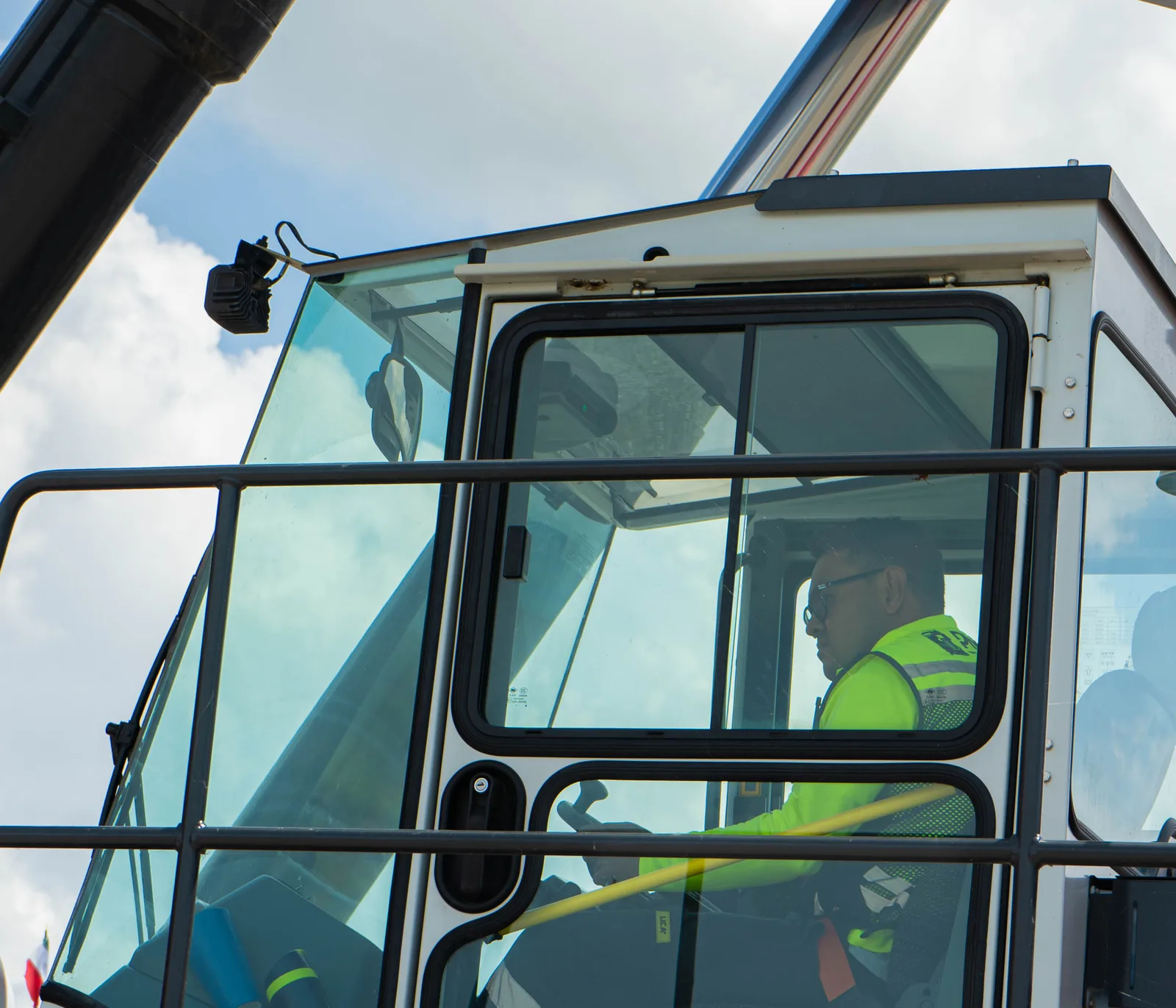Operador de PMO en la cabina de la grúa reach stacker
