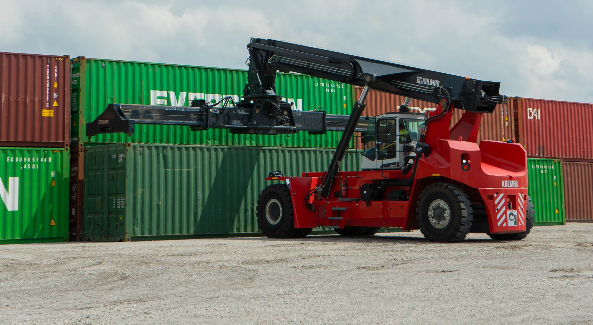Grúa reach stacker en el patio de contenedores de PMO